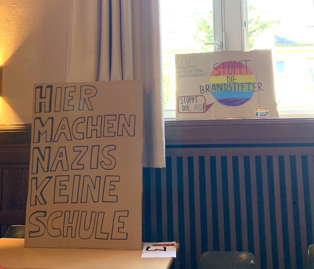 Großartig! 😍 So „begrüßen“ die Schülerinnen und Schüler der #Ziehenschule in #Frankfurt den Direktkandidaten der AfD beim Podium zur #btw21. 

#noafd #AufstehenGegenRassismus #seebrücke #regenbogen #schule