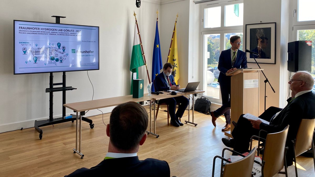 Beim sächsisch-polnischen Workshop für "Energie, Klimaschutz, Umwelt" in #Wroclaw stellen wir heute das #HLG vor. Gemeinsam mit polnischen Energie-Experten tauschen wir Erfahrungen rund um das Thema #Wasserstoff aus.
#grünerWasserstoff #H2 #Strukturwandel