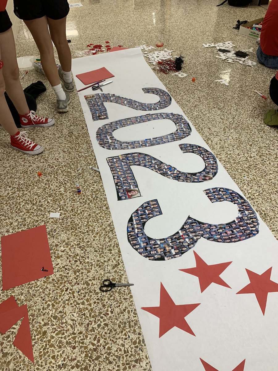 PrincipalTSav's tweet photo. Great job decorating the Homecoming hallway Juniors! @PHS2023 @PenfieldCSD ❤️🖤🤍#phshomecoming2021 https://t.co/OoFrMimC24