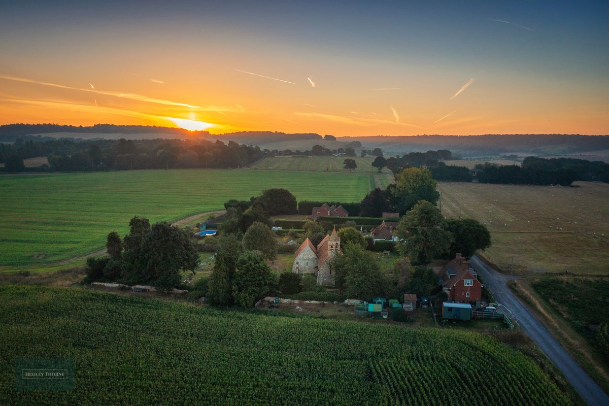 thorneh's tweet photo. St Mary's, Ipsden at sunrise. This morning I decided to ditch the motorways and commute via The Chilterns. #chilterns #ipsden #sunrise https://t.co/0kdB6JT8aU