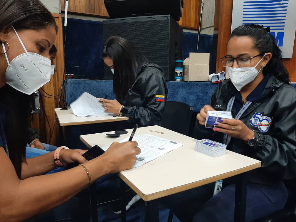 IAIM_VE's tweet photo. #GestiónIAIM || #8Sep Continúa jornada especial de entrega de tarjetas #Valeven a las y los trabajadores del principal aeropuerto del país, acción que facilitará el acceso a bonos complementarios que representan un beneficio socioeconómico en tiempos de pandemia. https://t.co/IFHsNhd1yB