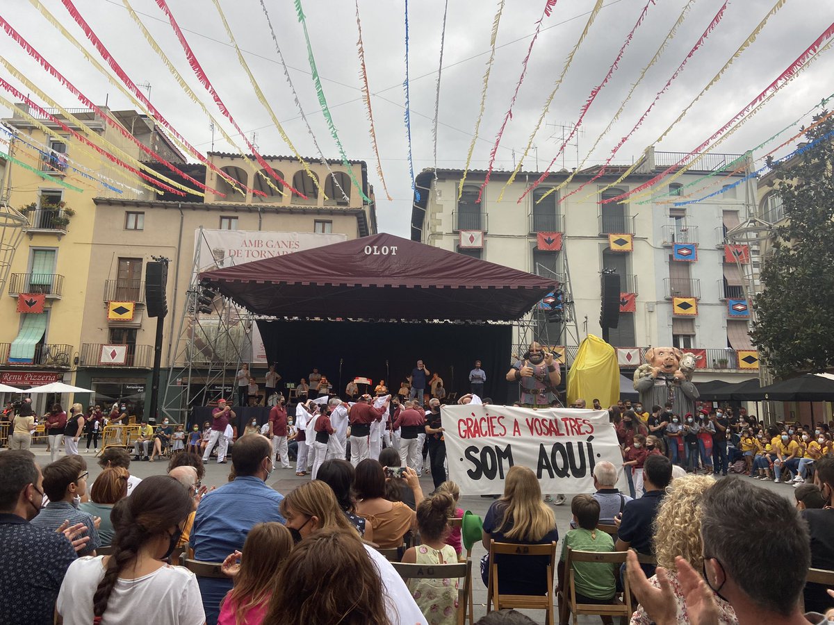 hospiolot's tweet photo. Últim dia de les #FdT21 

A la Plaça Major, homenatge de la Colla Castellera els @XerricsOlot als sanitaris de la #Garrotxa 

Gràcies💚 https://t.co/rJ0BauMY9G