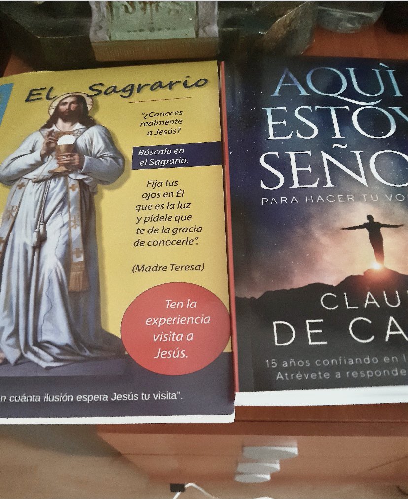 autorcatolico's tweet photo. Estoy feliz. Una lectora me manda la foto de 2 de mis libros emblemáticos que acaba de recibir. Anhelo tocar muchos corazones. Te los recomiendo. Están disponibles en #Amazon “El Sagrario” y “Aquí estoy Señor para hacer tu voluntad”. #LibrosRecomendados #bestseller #devocionario https://t.co/CDxodcPZoo
