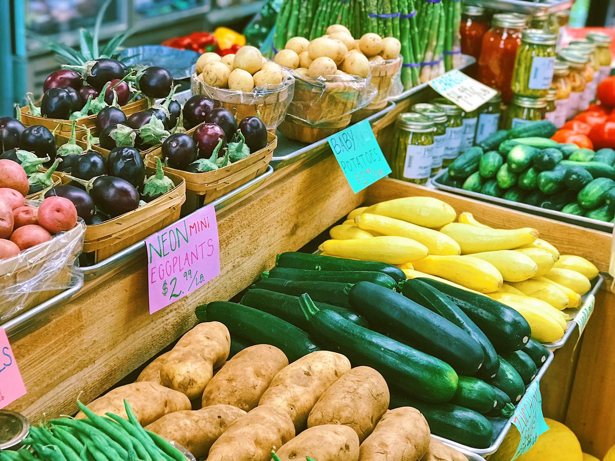 🎉 It’s our favorite day of the week! Swing by today (9/8) or tomorrow (9/9) and get 10% off all produce! #wowzawednesday #farmersmarketofgrapevine