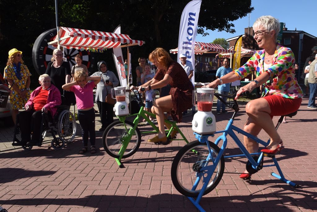 Vanmiddag stapten Anita Tijsma (Acantus) en wethouder Ans Grimbergen op de smoothie-fiets om op energieke wijze de Buurtmarkt in Noordwest te openen.