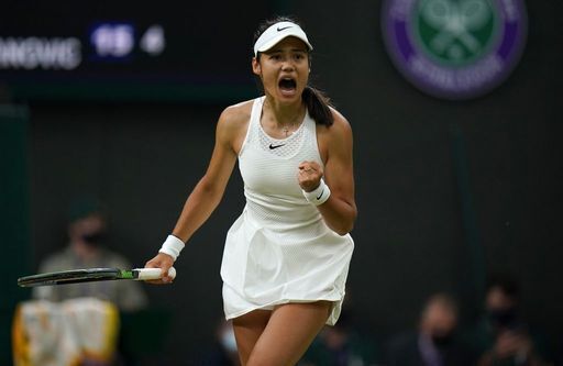 livetennis's tweet photo. 𝐑𝐄𝐌𝐀𝐑𝐊����𝐁𝐋𝐄 𝐑𝐀𝐃𝐔𝐂𝐀𝐍𝐔 𝐑𝐎𝐀𝐑𝐒 𝐎𝐍 🇬🇧

The teenage dream continues for @EmmaRaducanu 👏

The world number 150 defeats Olympic champion @BelindaBencic in straight sets 6-3, 6-4 to advance to the SFs.

#USOpen https://t.co/fEcO0ZV2i8