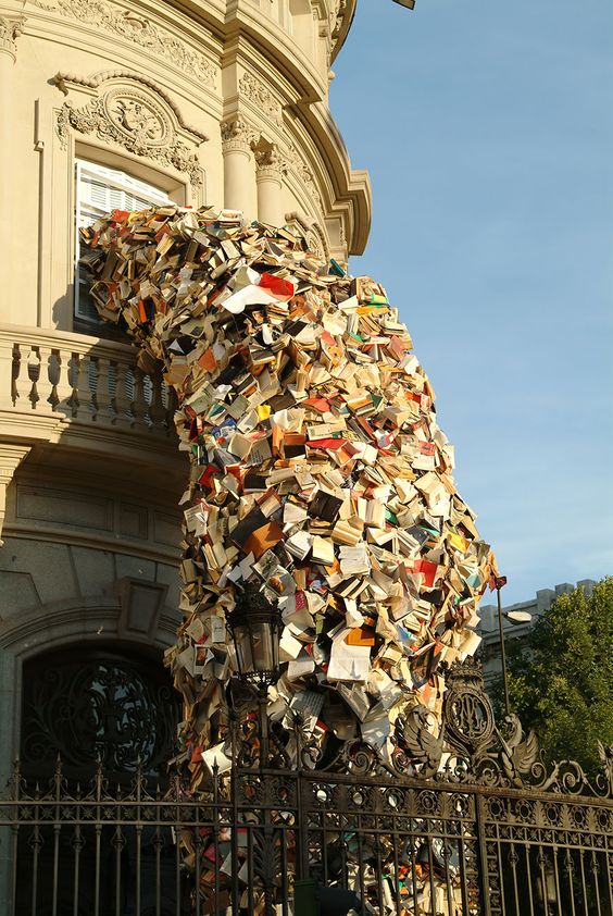 Adela_Petricor's tweet photo. Cascada de libros, escultura de Alicia Martin https://t.co/PTp5Nia9JN