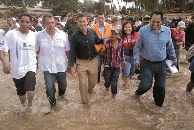 rthur013's tweet image. Presidentes de México después de los desastres naturales...