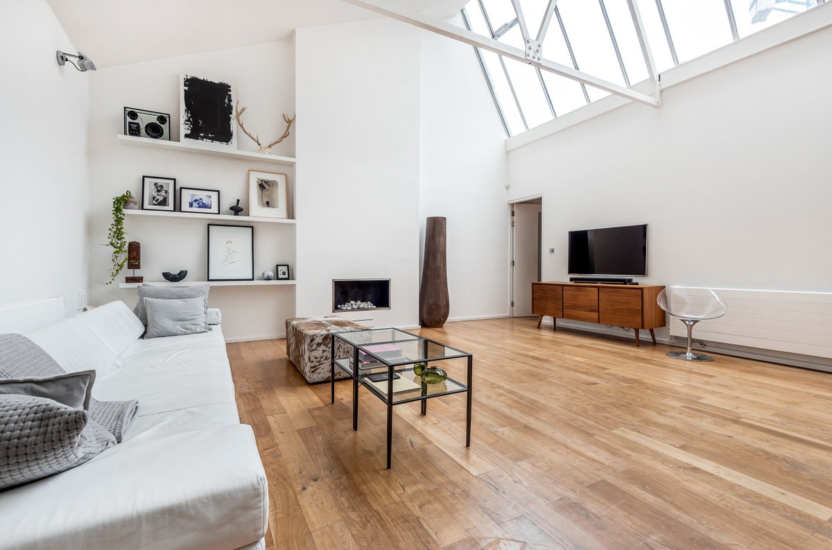 Nichecom's tweet photo. If walls could talk! This Chelsea flat was this was where The Beatles assembled alongside the celebrity cardboard cut-outs to shoot the iconic front cover for Sgt. Peppers Lonely Hearts Club band. Contact @ChaseBuchananEstateAgents for details #chelseaproperty #forsale https://t.co/uiXjjbFJyj