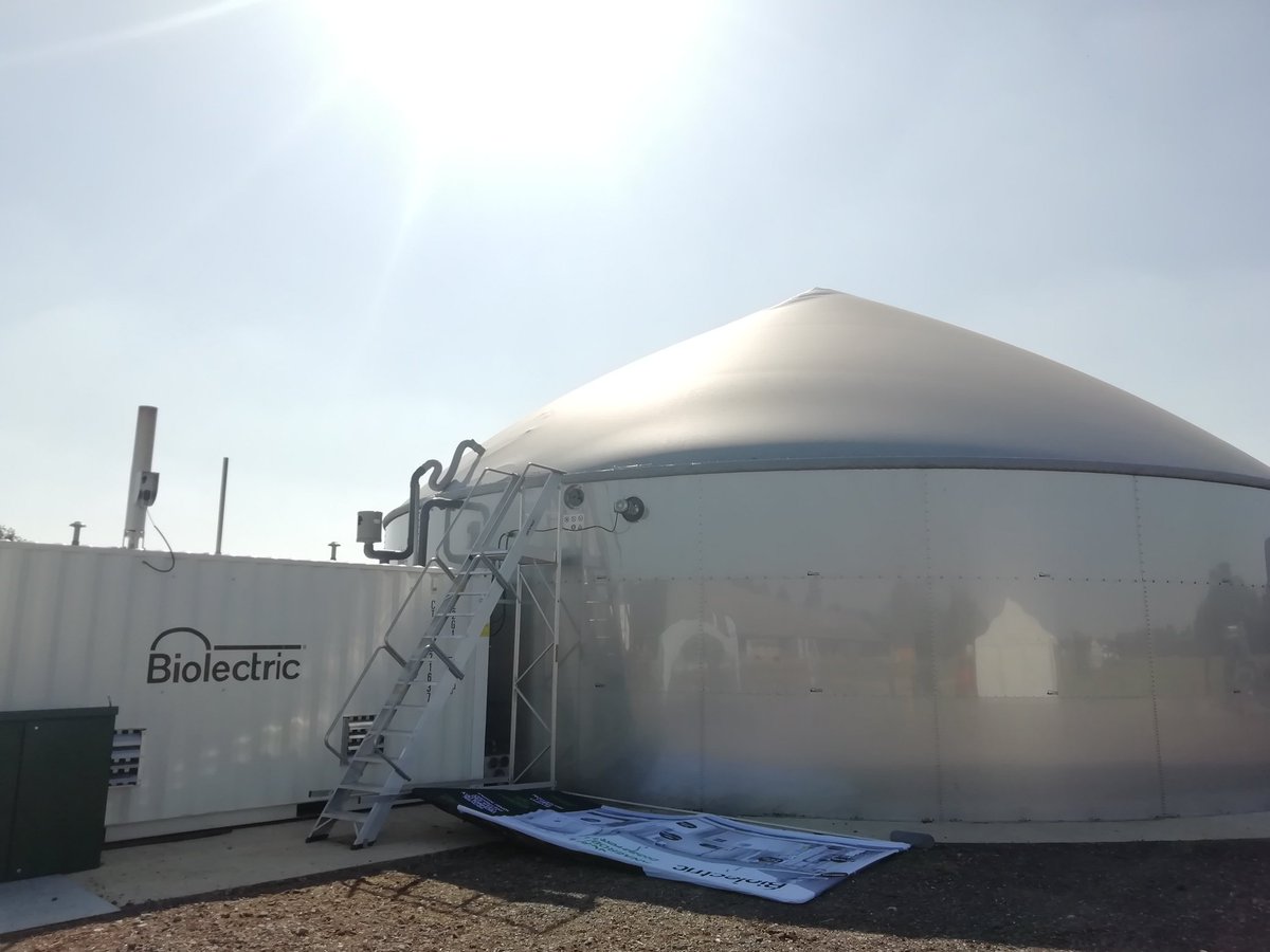 JamDowers's tweet photo. Clear skies @ARCexpertise clean air event yesterday. It was great to see low emissions spreading equipment demos and to chat (in person!) about reducing emissions from agriculture. Presentations all powered by electricity generated by the anaerobic digester! #FarmingForCleanAir https://t.co/3sYfkGKIqG