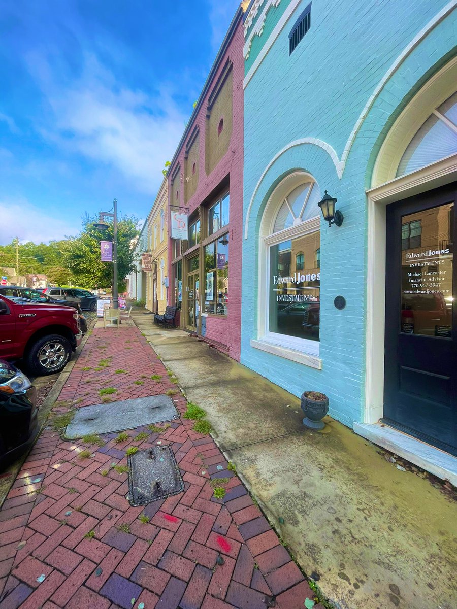 AlisonWSB's tweet photo. I’ve been driving up to @CityofFB to cover @AtlantaFalcons for 2.5 years and today is the first day I decided to check out the cute town! Such a cute coffee shop &amp; stores in the historic downtown of #FloweryBranch ! #AlisonAdventures #ATLson  #AtlantaFalcons https://t.co/Utz55b3D4A