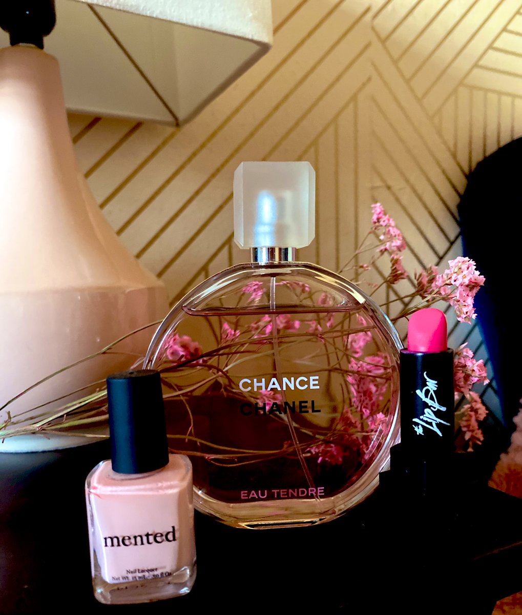 StyleOnAFly's tweet image. Pretty Pink Essentials 🎀 #mented #cosmetics #thelipbar #bombshell #lippie #CHANEL #GirlMeetsWorld