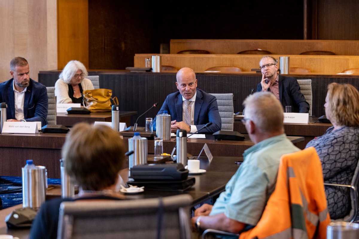 MinBZK's tweet photo. Enschede heeft 2,5 jaar geleden als eerste, samen met Oss en Etten-Leur de Direct Duidelijk-Deal ondertekend. Hoe staan ze er nu voor? Staatssecretaris @RaymondKnops ging in gesprek met de inwoners, taalvrijwilligers en ambtenaren.

#DirectDuidelijk #WeekVanLezenEnSchrijven2021 https://t.co/csFhkd986I