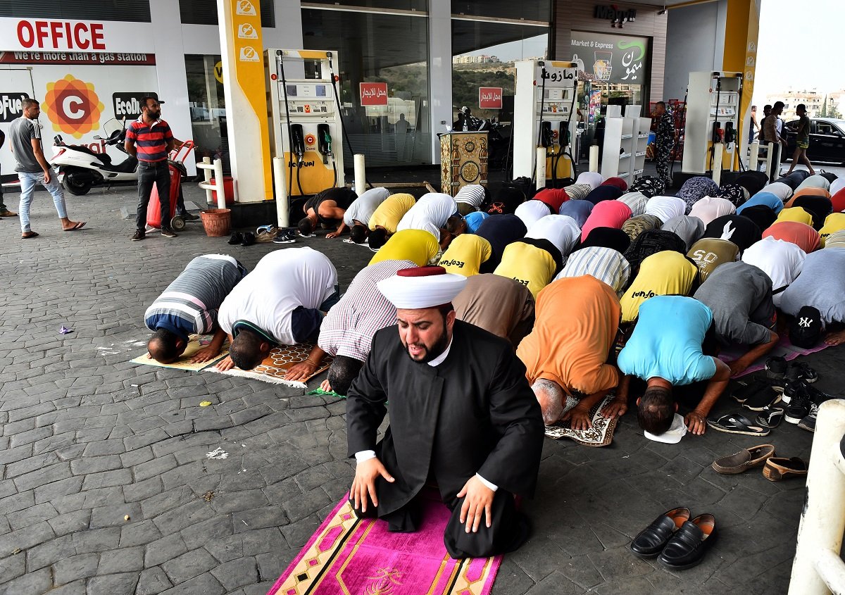 Deze foto (credit: AFP) geeft de huidige chaos in Libanon vrij goed weer. Wachttijd bij benzinestations bedraagt meestal 5-6 uur. 

Als u niet naar het gebed komt, komt het gebed naar u.