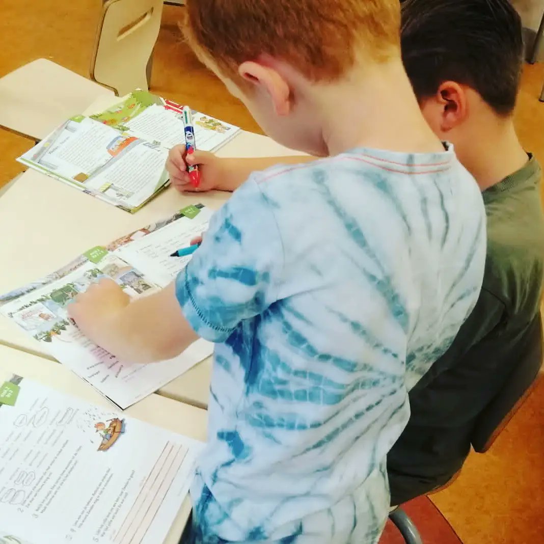 Groep 5 is samen aan de slag in de nieuwe lesmethode. Samen lezen, samen leren, samen elke dag een stukje beter.