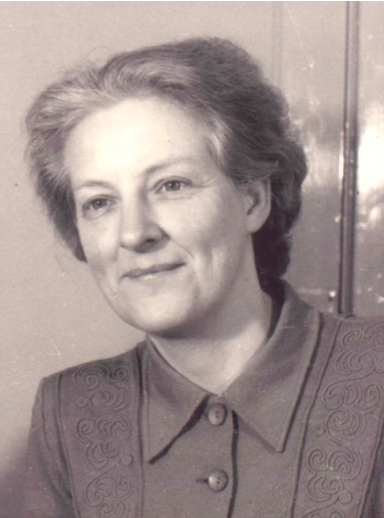 RenskeHoff's tweet photo. Dit is #MijnVoormoeder Liesbeth Valckenier-Suringar. Ze was sociaal werker, creëerde de eerste Nederlandse vertaling van Kahlil Gibrans 'The Prophet'  en runde vanaf 1939 een opvanghuis waar ze kinderen opving die tijdelijk niet thuis konden wonen of extra zorg behoefden. 1/2 https://t.co/aTibD7eaNa