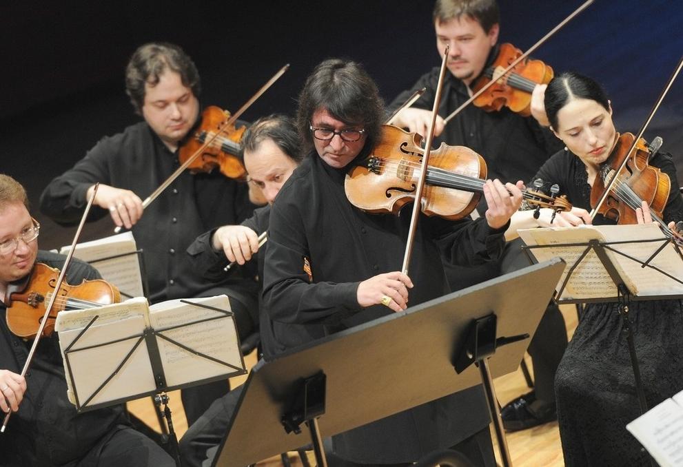 ethrusco's tweet photo. Ieri sono andato al concerto di #Bashmet e degli (amici) Solisti di Mosca a Portoferraio, Elba, che si esibivano alla Torre romana e medicea della Linguella con musiche di J. Bosso (Doppio concerto), Schnittke (Piano concerto), Chajkovskij (Souvenir de Florence).
Stupendo https://t.co/9IgPpTSTFq