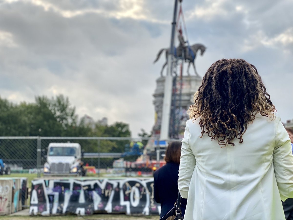 JennMcClellanVA's tweet photo. When the monument was dedicated in 1890,  Richmond Planey editor John Mitchell Jr. said The Black man “put up the Lee Monument, and should the time come, he’ll be there to take it down."He was partially right. https://t.co/4Ki7kHhTB1