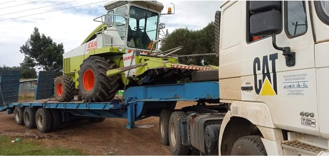 leketetonfarm's tweet photo. We are a ☎️ call away.Head🌪️ng to Ngata Nakuru County to serve a client.  #mattersfodder🌽 HappyCow🐮 HappyFarmer👨🏿‍🌾 Call 0787050782 for silage contracting services. https://t.co/dKdzpNDaJZ