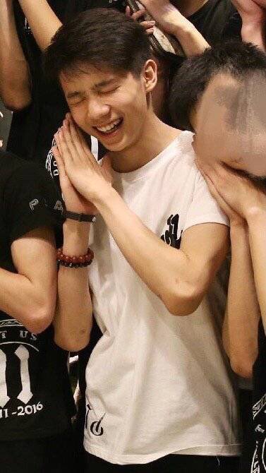 คือตอนเด็กหล่อมากกกก!!! ทำไม ทำไมฉันไม่เกิดให้ช้ากว่านี้ ทำไมไม่อยู่ที่จีน ถ้าได้เจอนะ หืมมมมมมมมมมมมมมมมมมม