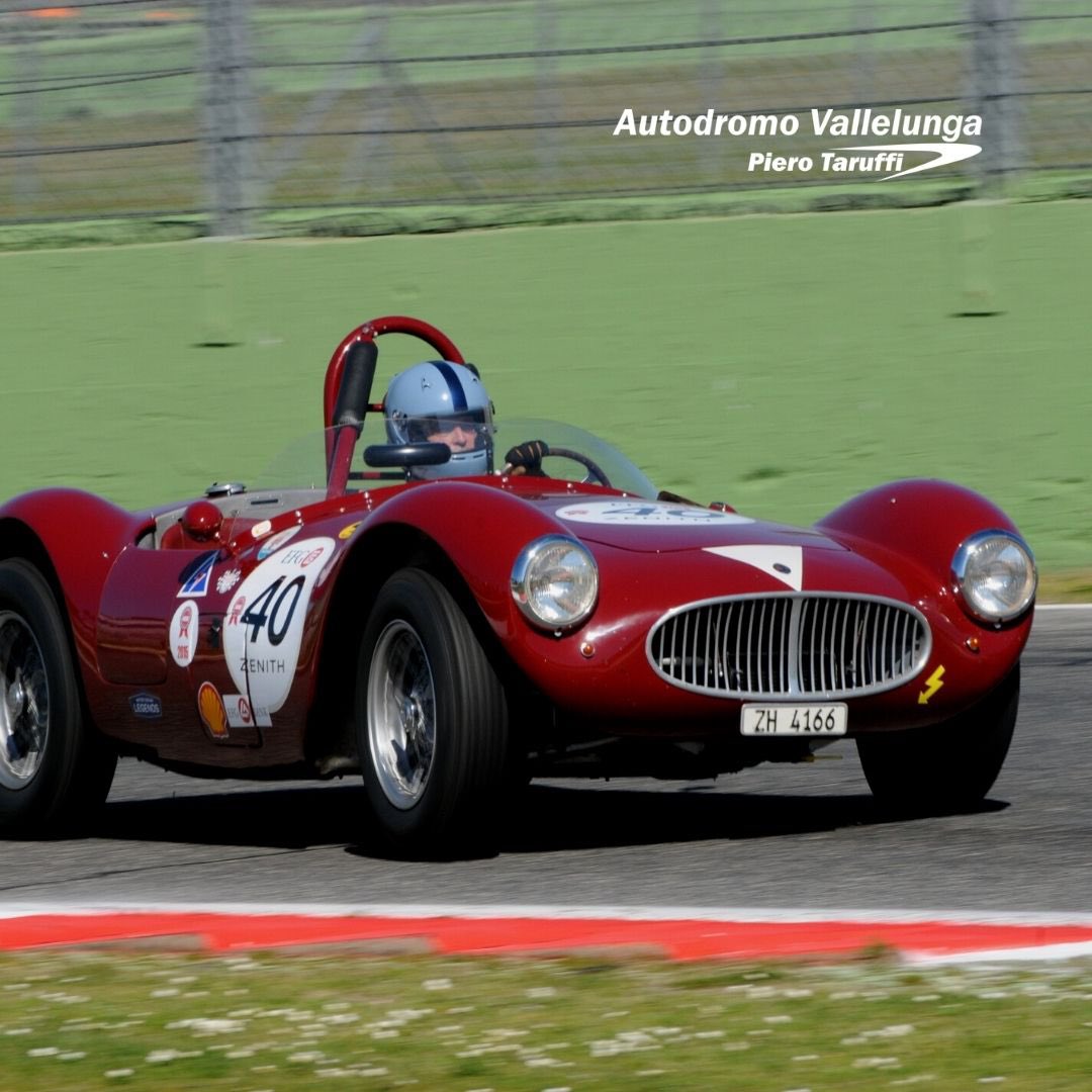 Questo week-end tornano sul circuito di Vallelunga le gare di vetture storiche organizzate da @PeterAuto, che vedranno sfidarsi su pista le più svariate auto classiche da competizione attive tra il 1950 e il 2000.