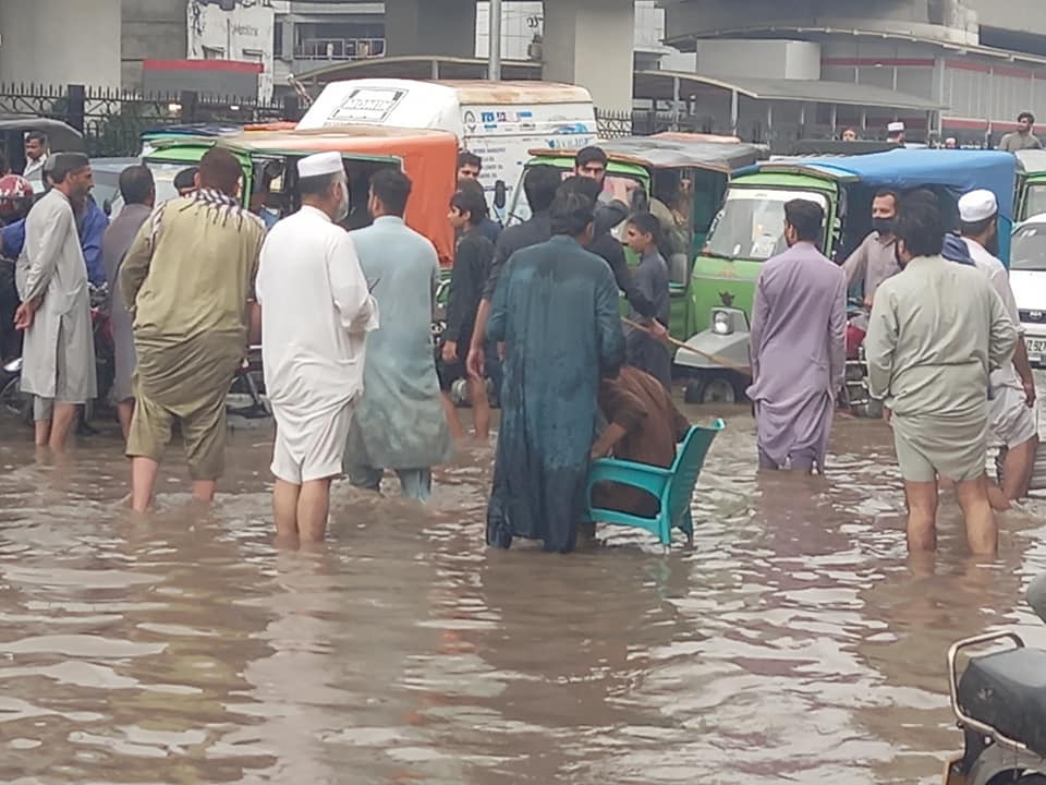 AimalWali's tweet photo. یہ سیلابی منظر پختونخوا کے دارالحکومت پشاور کا ہے جہاں گذشتہ 8 سال سے پی ٹی آئی کی مسلط کردہ حکومت ہے۔ بغیر منصوبہ بندی، سیاسی پوائنٹ سکورنگ اور اپنوں کو نوازنے کیلئے شہر کے درمیان میں اگر منصوبے بنائے جائیں گے تو پھولوں کا شہر یہی منظر پیش کرے گا۔ ان سے چھٹکارا حاصل کرنا ہوگا۔ https://t.co/HDwYkdvNGR