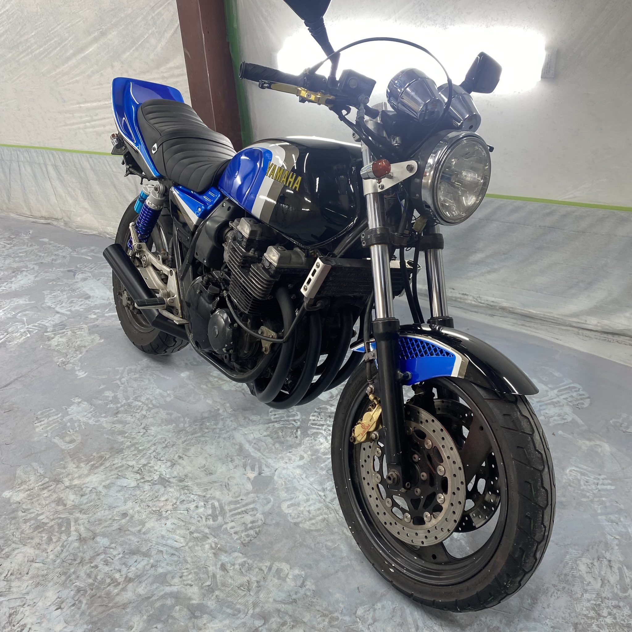 ﾃﾞｨｯｷｰ 族車お断りのバイク屋さんに置いてそうなギリok感あるイメージで作ってみた 狙うは大学生 ノーマルは 族車は そんな大学生のニーズに合わせたちょうど良い感のある一品 Xjrの1番値段つく仕様を探りに探ってる 笑 今回はノーマル Aで 笑