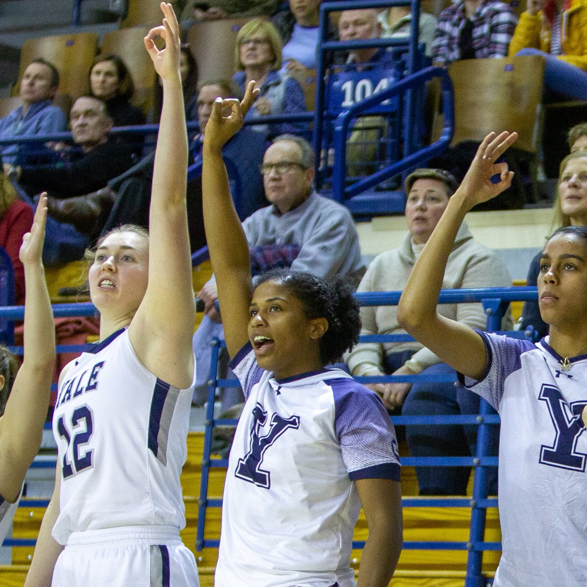 Let's make this official ... our 2021-22 roster! 
↪️ bit.ly/3BUZ7zk

Uni numbers for the first years:
3⃣ ➡️ Christen McCann
1⃣0⃣➡️ Avery Lee
2⃣0⃣➡️ Grace Thybulle
2⃣4⃣➡️ Mackenzie Egger
3⃣0⃣➡️ Nyla McGill

#ThisIsYale
