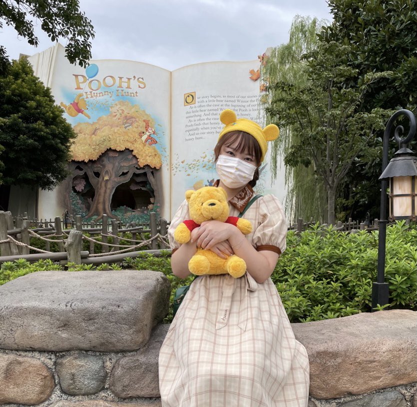 macochan42's tweet photo. 1年ぶりのディズニーに行ってきました✨　お気に入りのプーさんワンピース🐻🍯　やっとパークで着れた🥲
プーさんコーデにぴったりだけど、そんなにコテコテじゃない感じが20代後半でも着れるからありがたい💕
襟の刺繍すごく好き🥺
#areem @airi_0302 @areeam_official https://t.co/ctx5cU7Xnv