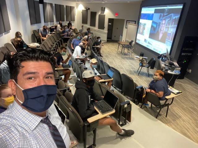 JessicaStoneTV's tweet photo. Grateful to join @elonuniversity students to discuss #media #ethics #crossingthedivide @TPandRPod thanks for making the future bright! https://t.co/uo9vOFoMic