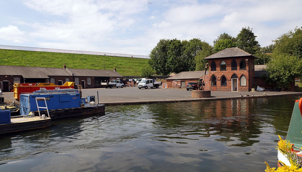 CRTWestMidlands's tweet photo. Icknield Port loop was originally part of James Brindley’s 1772 canal from Wednesbury to Paradise Street in Birmingham. It became a loop when Thomas Telford built the new cut across Brindley’s old line in 1829 reducing Brindley’s 22½ miles to 15. #Birmingham @BHeritageWeek https://t.co/1DfuHMSoz6