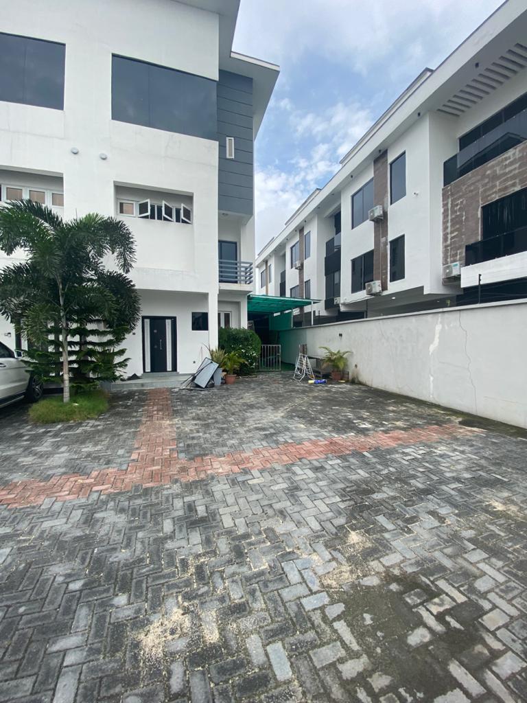 Trabajillos's tweet photo. DIRECT BRIEF 
FOR SALE :
4 BEDROOM DUPLEX with BQ &amp; swimming pool
IKATE
(Beside primewaters)
Title : CofO
For 150m (negotiable)

Annie
Tonto
#CPVNGA
#FocusOnMaria
super eagles
Depay
Government
Canada
Bloody Samaritan
Samsung
aisha yesufu
Femi
Rivers
European
Memphis
Musa https://t.co/pD33YZQ7yO