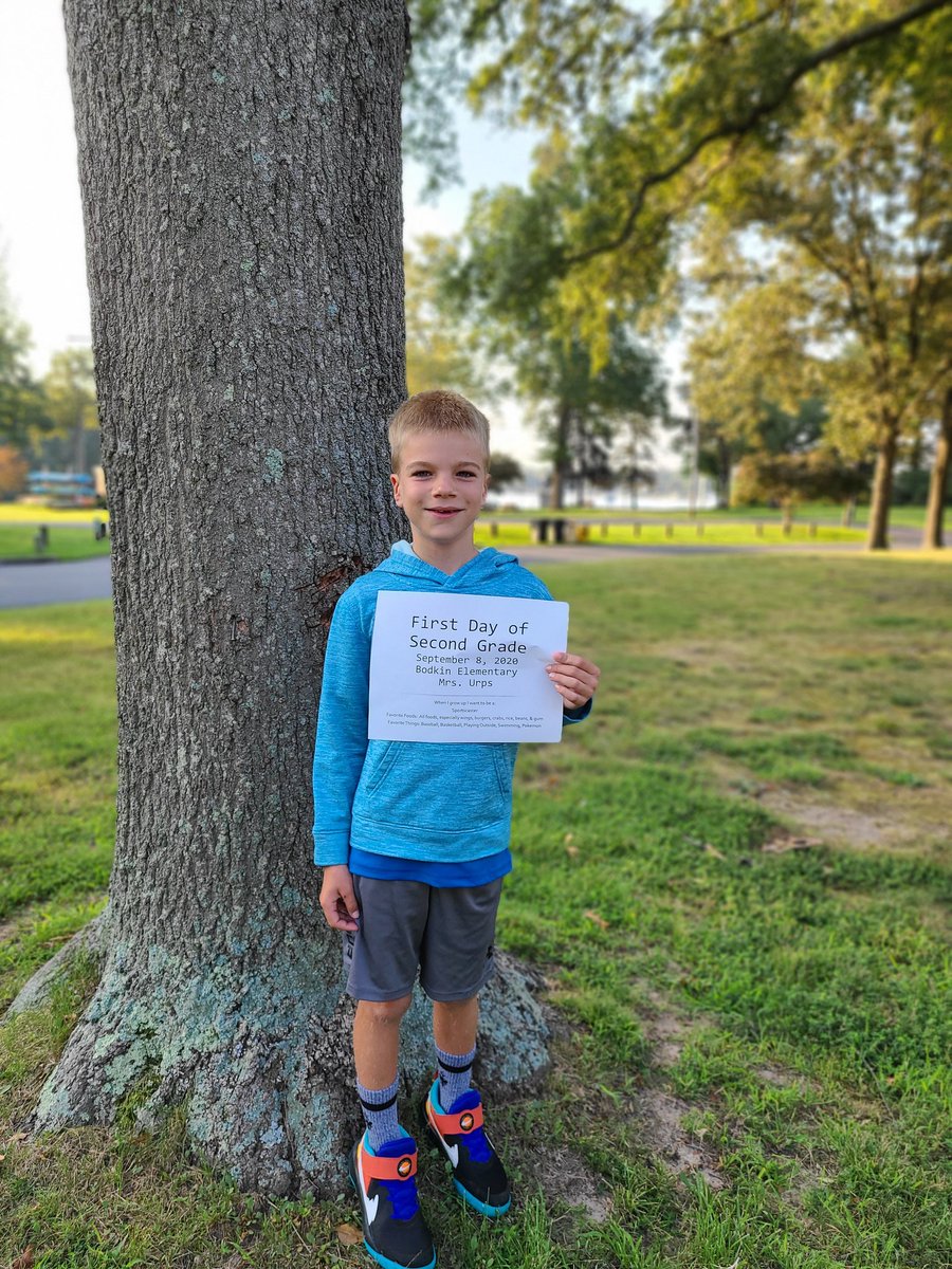 booklvr15's tweet photo. First day of Fifth and Second grades!  Have a great year!  💙💙  @AACountySchools #AACPSBack2Awesome https://t.co/KA5QiM4Chk