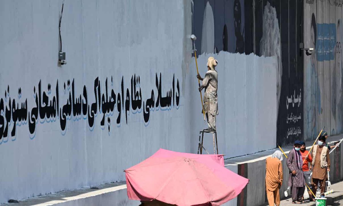 They painted over the mural of a false liberal deity in #Kabul and wrote uplifting messages of faith and freedom in its stead. 
#Kabul
#FreeAfghanistan
#PanjshirValley 
#Talibans