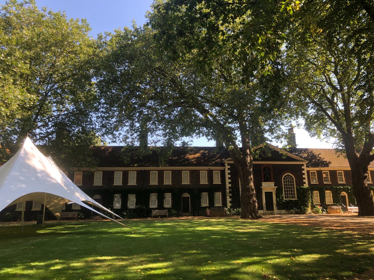 Today's lunch spot in the lovely <a href="/MuseumoftheHome/">Museum of the Home</a> gardens - right on our doorstep! ☀️🌳🏡

#MyWorkspace #Neighbourhood #SpaceMatters #London #Hoxton