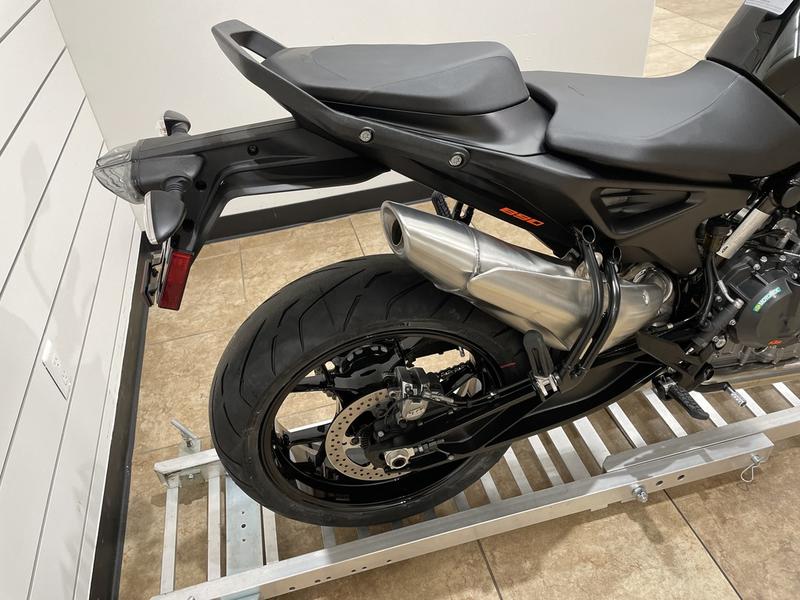 RIVAmotorsports's tweet photo. The #KTM #890DUKE is powered by an 889 cc #ParallelTwin nestled into one of the lightest and most compact chassis around. The 890 #DUKE boasts the agility you'd expect from a 600 cc, but with the punch of a bigger #twin. #ReadyToRace
#Motorsport #Motorcycle #SportBike #Motorbike https://t.co/eoWgxsI925