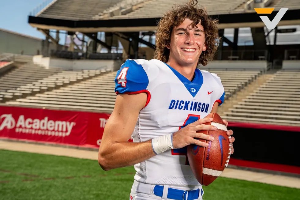 vypehouston's tweet photo. .@HTownHSS Athlete of the Week: Luke Martin of @DickinsonFB presented by @ExcluFurniture

Luke Martin shined in his first varsity start at quarterback giving him the nod for Athlete of the Week #txhsfb 

WATCH📽️: https://t.co/zOSBACVByk https://t.co/jQ0oFMgPMr