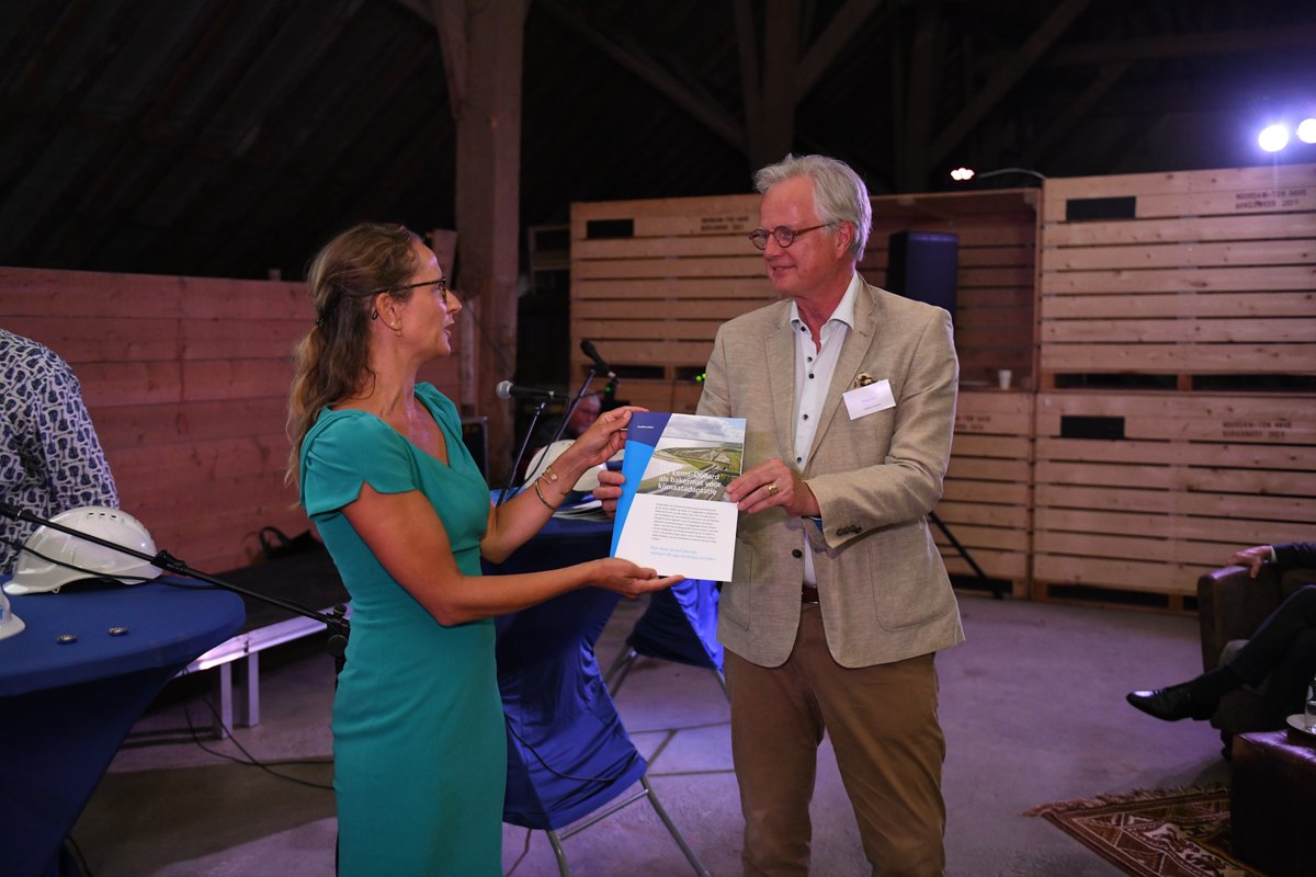 Vandaag bezocht <a href="/delta_comm/">Deltacommissaris (DC)</a> Peter Glas de Eems-Dollard. Hij sprak met allerlei partijen over de ontwikkeling van een klimaatadaptieve kustzone. Waar slib uit de Eems-Dollard gebruikt wordt om veilig te kunnen blijven wonen, werken en recreëren. #klimaatverandering #actie #winwin