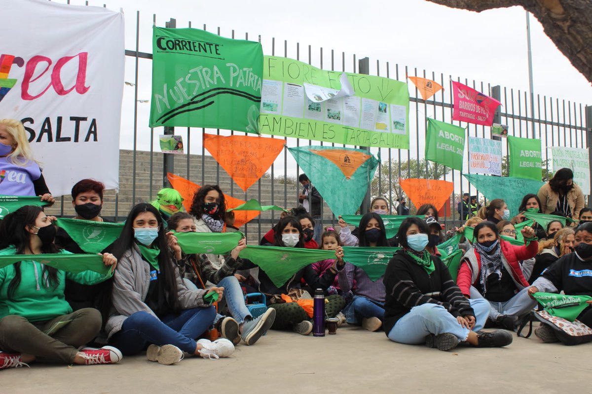 CampAbortoLegal's tweet photo. ¡Abrazadxs! ✊🏾💚🥰

Ante el odio antiderechos, ¡más feminismos! Ante el intento de obstaculizar una ley que garantiza el derecho a la salud, ¡estamos alerta!

 En Tartagal, #Salta, se escucha bien fuerte: #GarantizarDerechosNoEsDelito ✊🏾💚🔥 #EsLey y #SomosUnMontón 🙋🏾‍♀️👩🏾‍🦰👩🏾‍🦳🙋🏽🌈💚 https://t.co/LDszJsXn0T