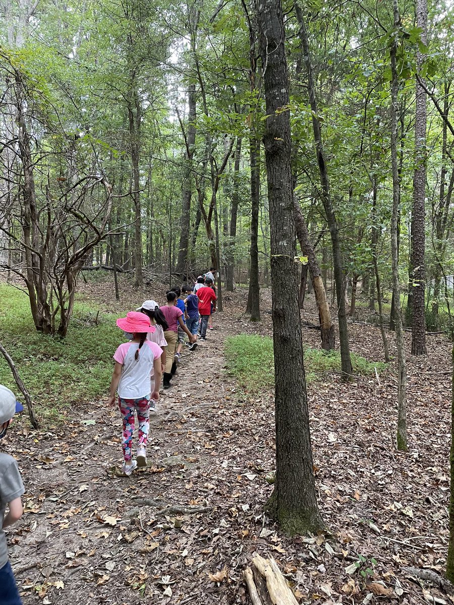 IgniteOnlineDPS's tweet image. Headed to the outdoor classroom for reading time! #IgniteOutdoors