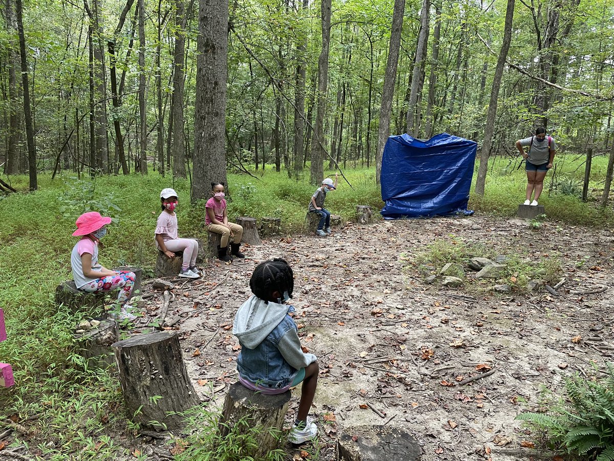 IgniteOnlineDPS's tweet image. Headed to the outdoor classroom for reading time! #IgniteOutdoors