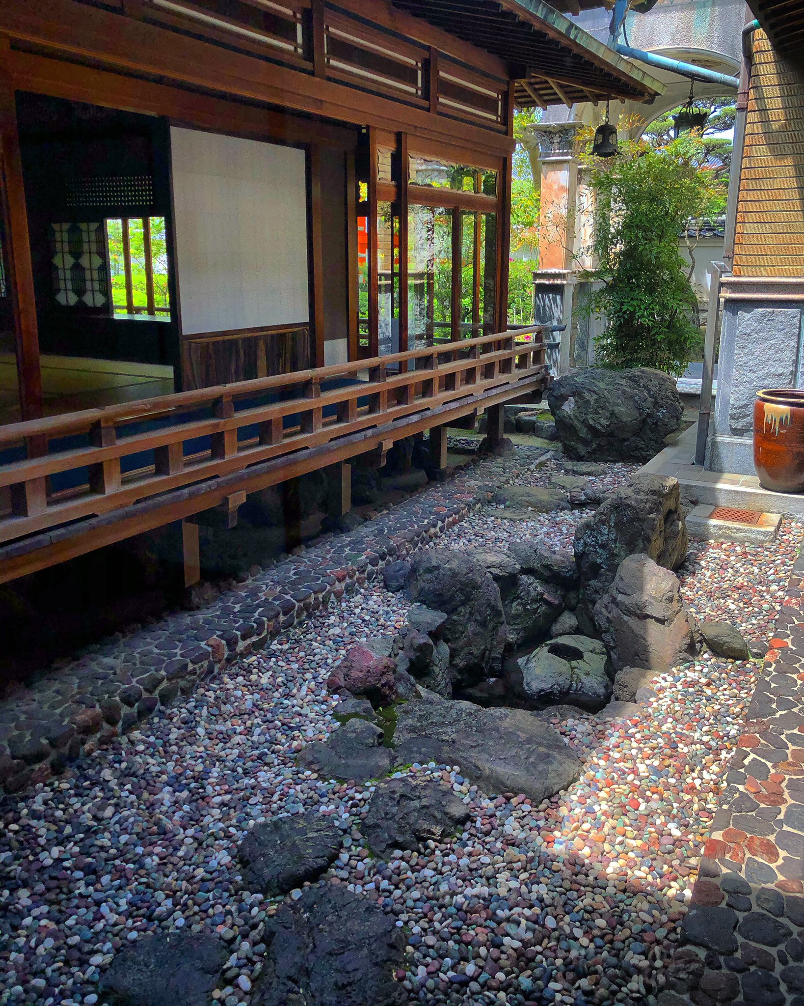 日本庭園情報メディア おにわさん The Japanese Gardens 耕三寺 潮聲閣庭園 老人室から坪庭を挟んで向かいにあるのが応接室 外観 内装ともに洋風で 和洋折衷の近代らしい豪邸の肝になっています ステンドグラスがまた美しいんだ で 坪