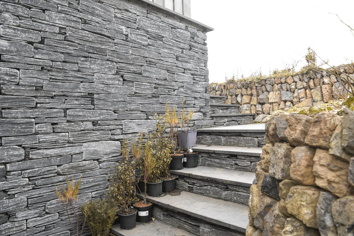 ContecSouthWest's tweet image. We enjoyed working with Nick from @ARCO2Arch and the main contractor Derek Kevern on this superb cliff top property with views across Mullion Cove and Polurrian Bay. The main feature of this beautiful house is the stunning Celtic Tumbled Slate Walling.
#wallingstone #architecture
