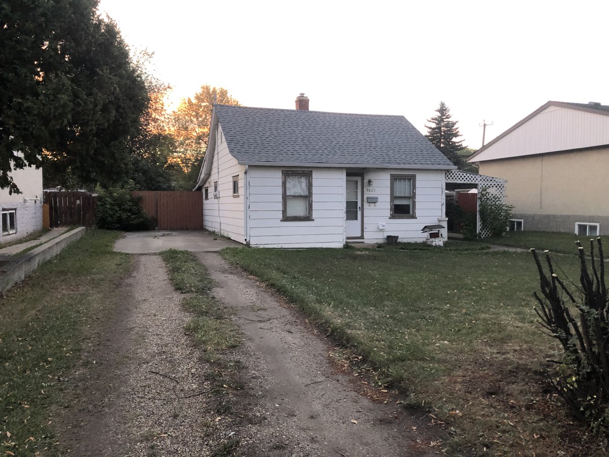 e_backstrom's tweet image. A Holyrood original, or more accurately, a house that got there before the neighbourhood did. Built in 1943, this small bungalow...