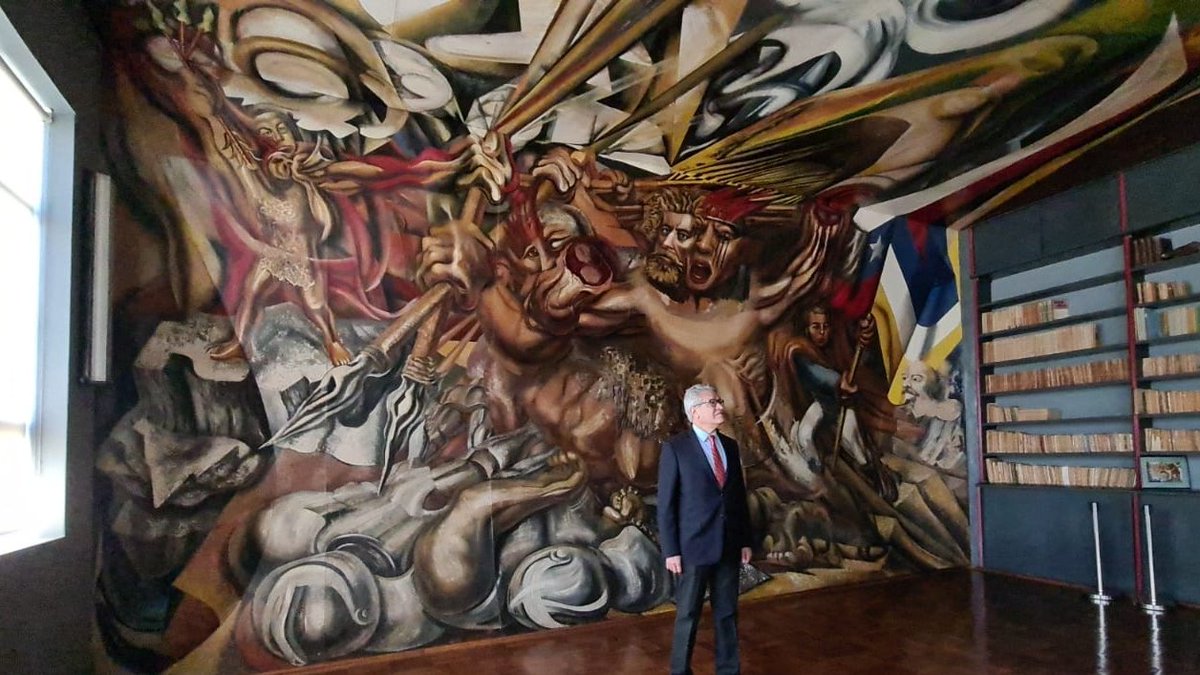 EmbaMexChi's tweet photo. Continúa la visita de trabajo del Emb. @fjolavarria por el sur de Chile 🇨🇱. 

En #Chillán, admiró los murales de la emblemática Escuela México: obras de losd artistas mexicanos David A. Siqueiros y Xavier Guerrero. 👨‍🎨

Ahí se respira a México en sus espacios. 

 #MéxicoEnChillán https://t.co/JwB1aamaDm