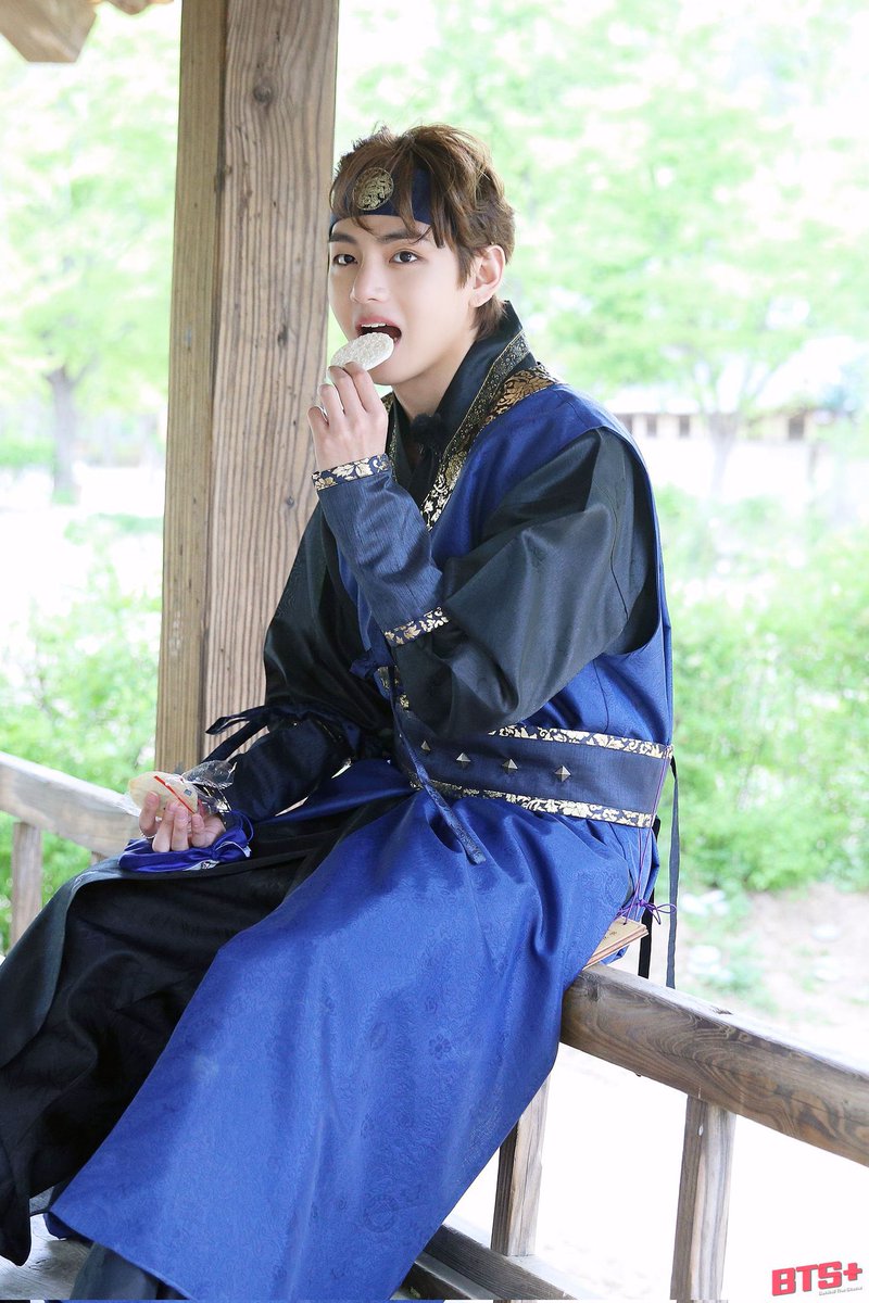 : ท่านอาจารย์มิน
: หืม
: ท่านรู้หรือไม่ว่าใครโง่ที่สุดในแผ่นดินนี้
: อืม... เสนาบดีคดโกงอย่างท่านพ่อของเจ้ากระมัง
: นั่น... ยังไม่ใช่คนที่โง่ที่สุด
: ใครกัน?
: ท่านไง!
: ข้า?
: โง่ที่สุด ที่ไม่รู้ว่าข้ารักท่าน
: เจ้าต่างหากที่โง่ที่สุด
: ข้า?
: โง่ที่สุด ที่ไม่รู้ว่าข้าก็รักเจ้า