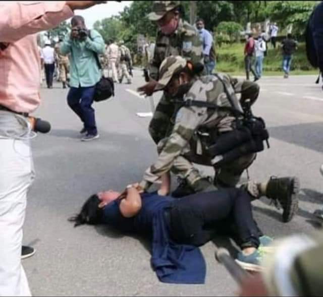 Rashmis3110's tweet photo. शासन लाठी के बल पर चल नही सकता और हम चलने भी नही देंगे। तानाशाही सरकार के आगे भाजपा के साथी चट्टान की तरह खड़े रहेंगे। यह तो आगाज है ,जनमुद्दों और असंवैधानिक निर्णयों के विरुद्ध संघर्ष जारी रहेगा
@HemantSorenJMM @dprakashbjp @yourBabulal @ArtiKujur8 @Manjulata4bjp @jbtubid https://t.co/KJlJipUiku