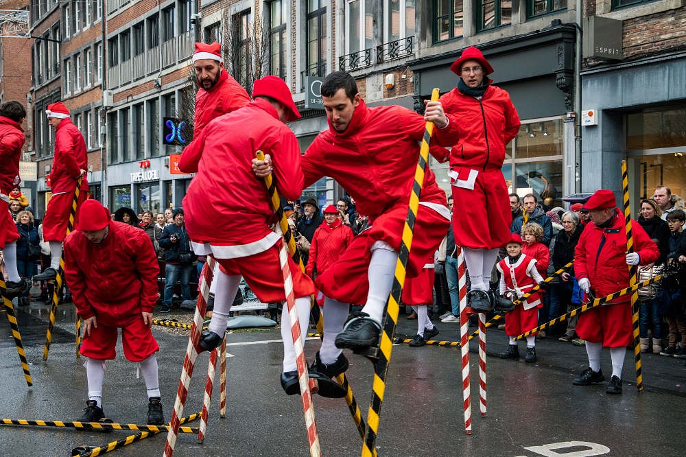 webviajes's tweet photo. Entre el 11 y el 20 de septiembre se celebran en Namur (Valonia) las Fiestas de Valonia. Una de las actividades más destacadas es la lucha de los Zancos de Namur. Dos equipos subidos en zancos compiten con el objetivo de derribar a sus contrincantes. https://t.co/zhEnFEuFsf https://t.co/kQdRpTv1Ja