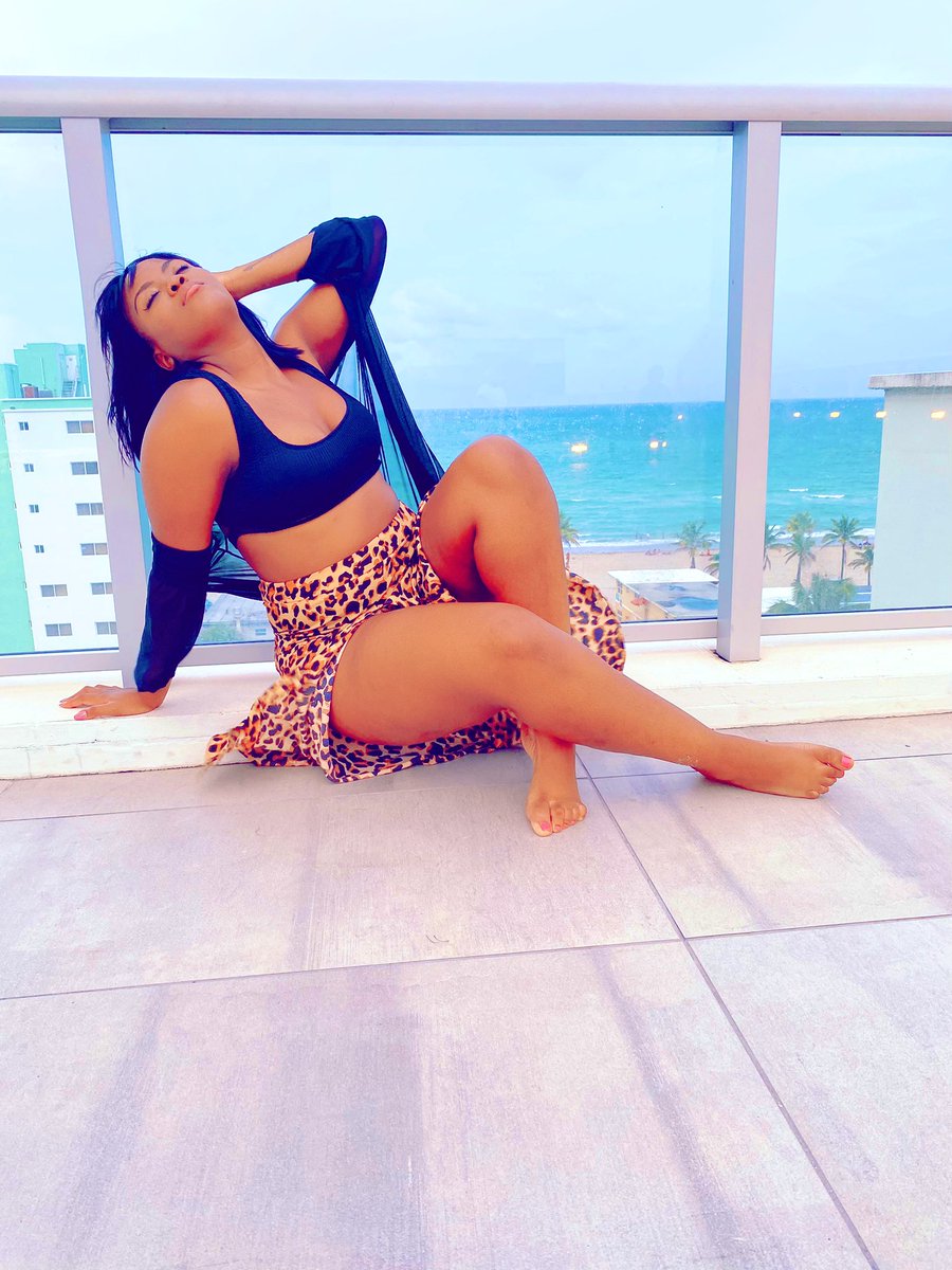 Nobusi_Jiyane's tweet photo. Every little change nah enjoyment. Every small money nah enjoyment. Enjoy life chileee ππππ #southafricansinmiami #beautiful #goodvibes #photooftheday #fashion #style #picoftheday#goodafternoonimages #cuteeditsπ #gratitudeeverydamnday #thankfulforeachday #godisgoodbaby https://t.co/thcH8BOgQY