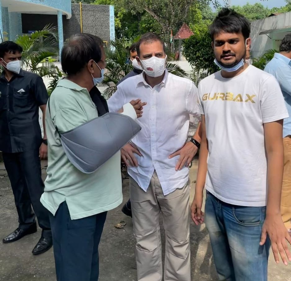RahulBiroharInC's tweet image. Congress leader Sh @RahulGandhi
at the funeral of late Ajitesh.

Sh Gandhi said &quot;Condolences to the family of #Ajitesh who passed away today. 😢

Last respects to this believer of the idea of India.&quot; 
@adityakrishnabg

@IYC @srivatsayb @Dr_VisheshSingh